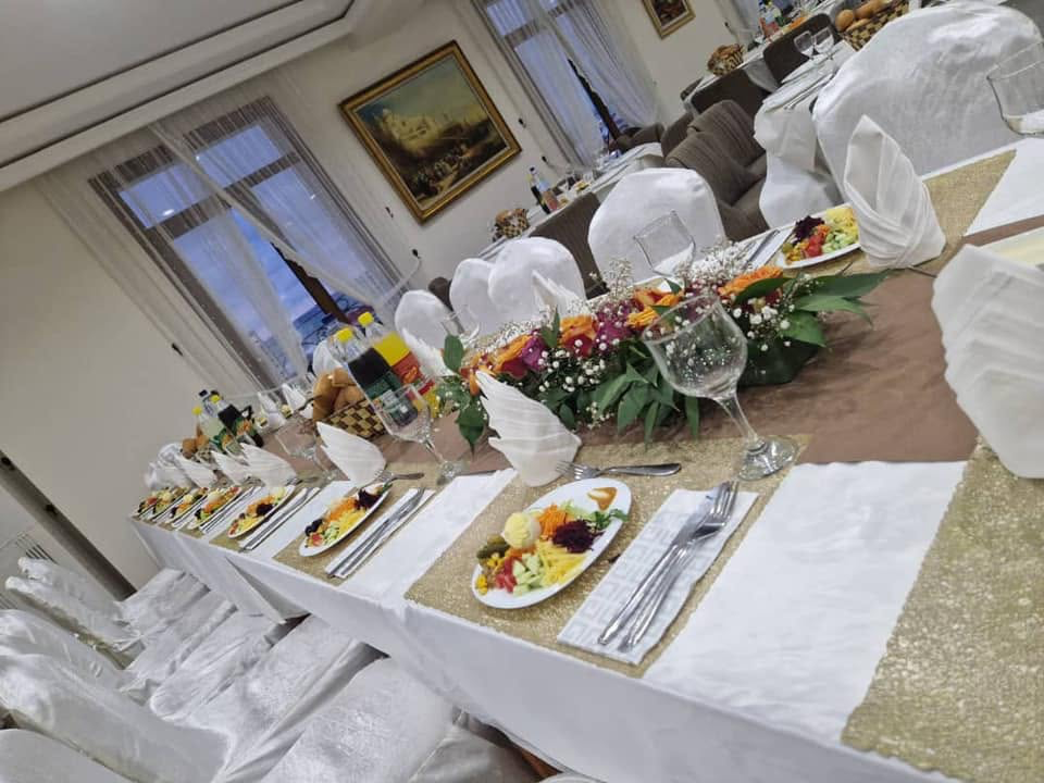 Table d'honneur fleurie dressée pour une réception