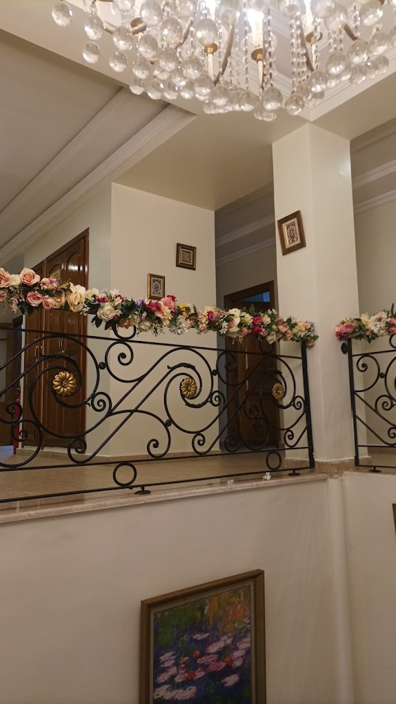 Rampe en fer forgé et décor floral