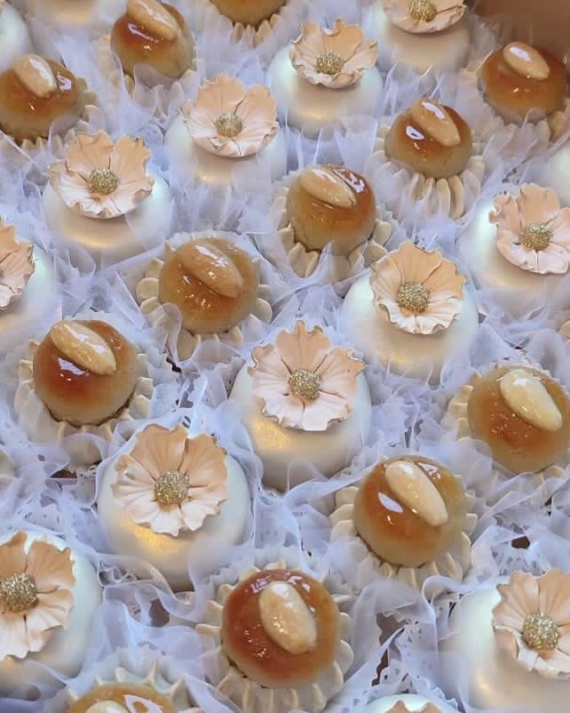 Petits fours à l'amande et fleurs pêche nacrées