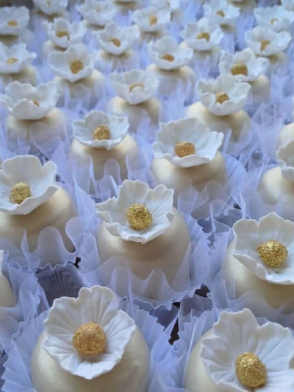 Bouchées blanches surmontées de fleurs à cœur doré