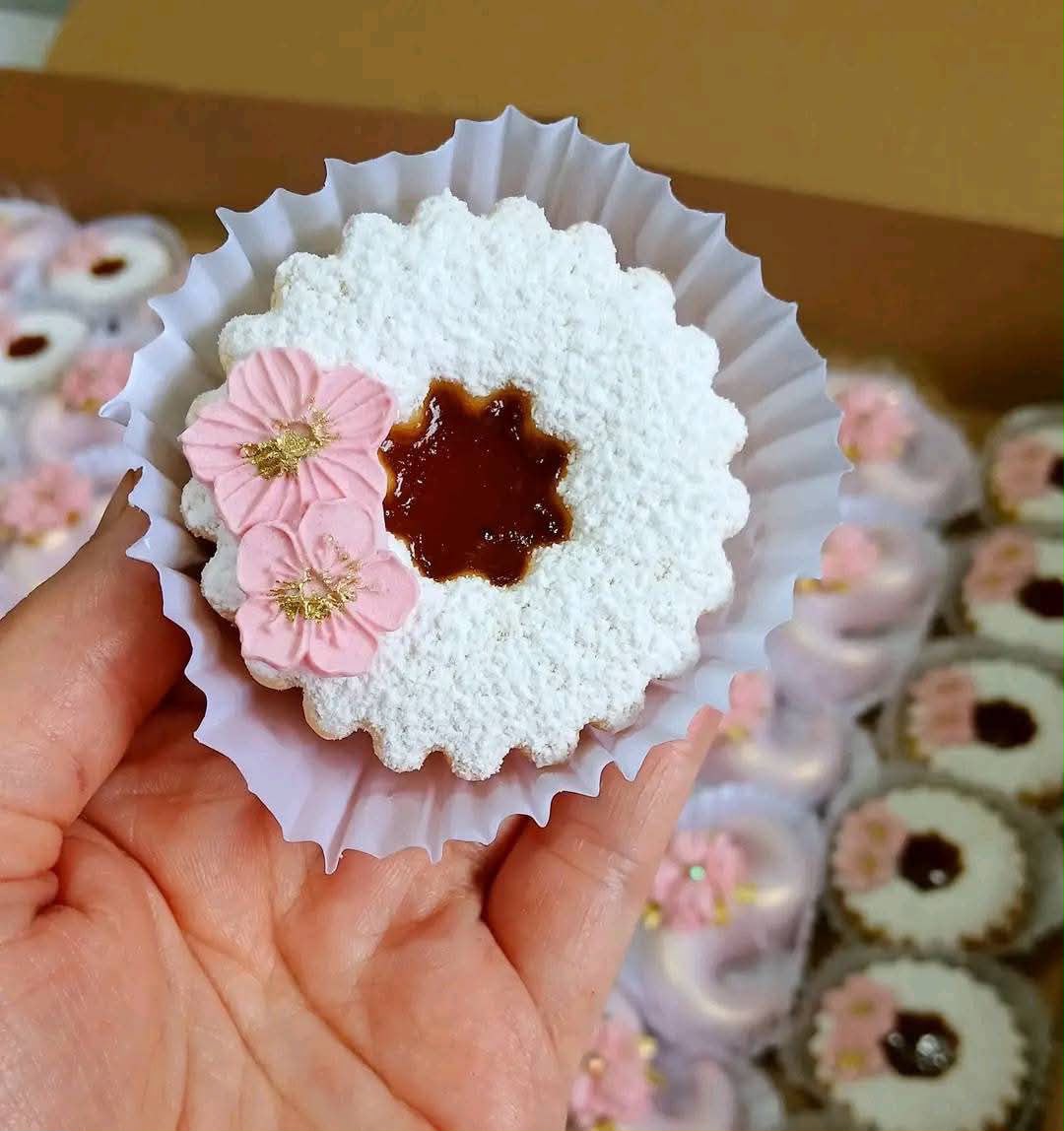 Pâtisserie fine de la Maison, bouchée à la confiture décorée de fleurs
