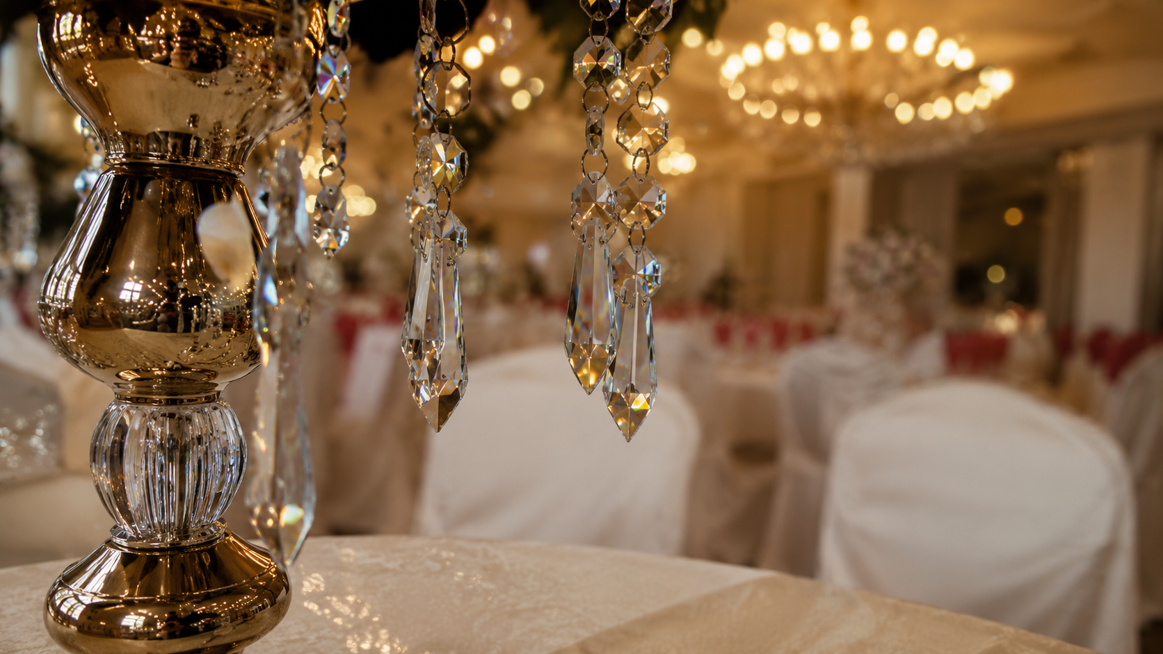 Candélabre en cristal sur une table dressée