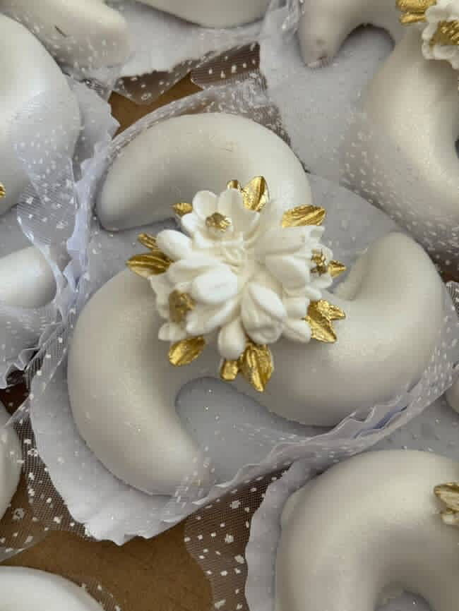 Cornes de gazelle glacées, fleur en pâte d'amande et feuilles dorées
