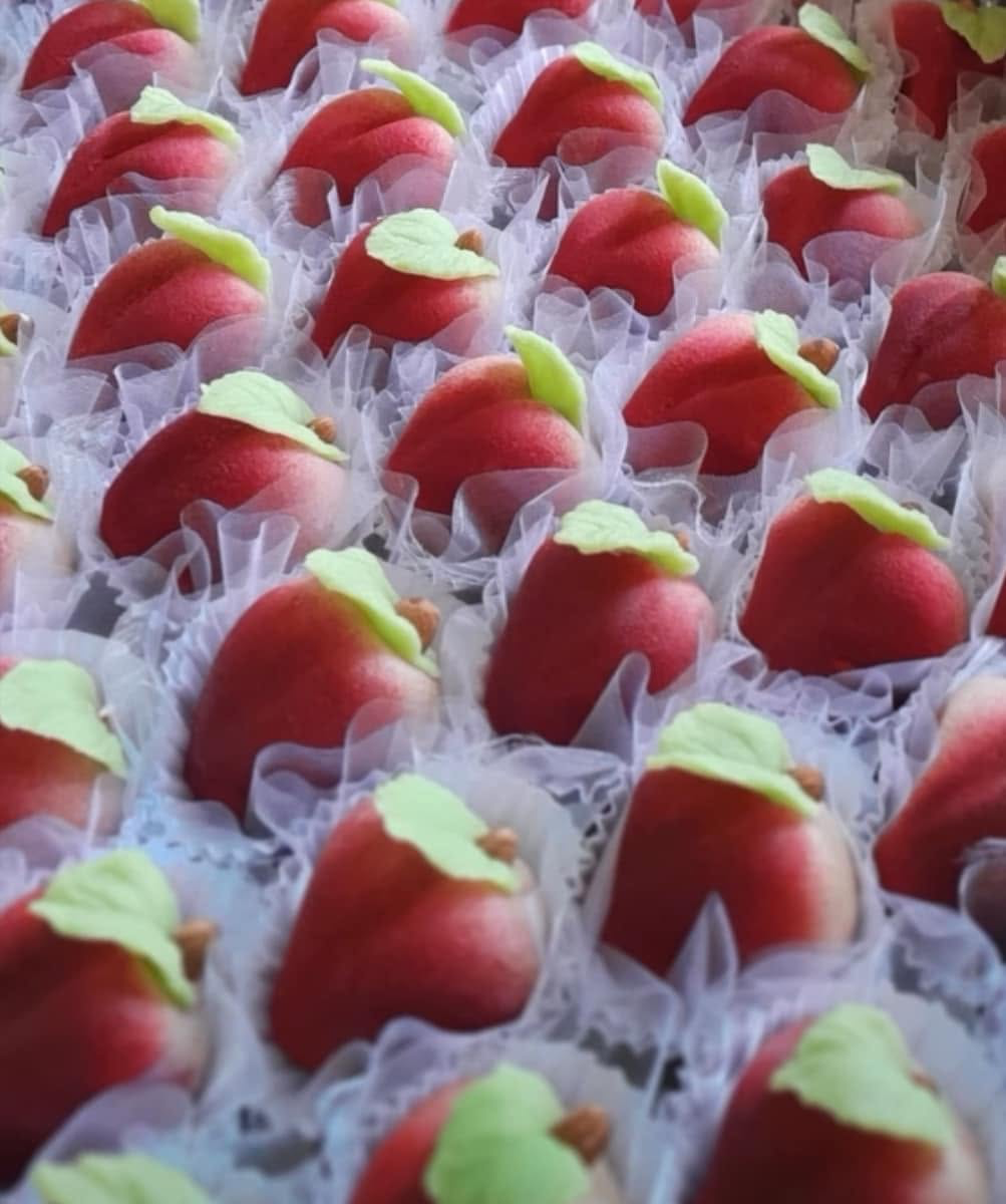 Fraises en pâte d'amande dans leurs caissettes de tulle