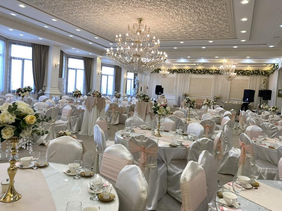 Grande salle et lustres en cristal dressée pour une réception