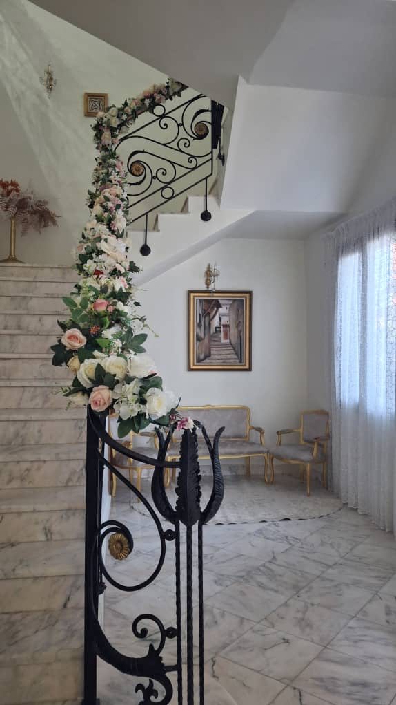Escalier de marbre décoré de fleurs