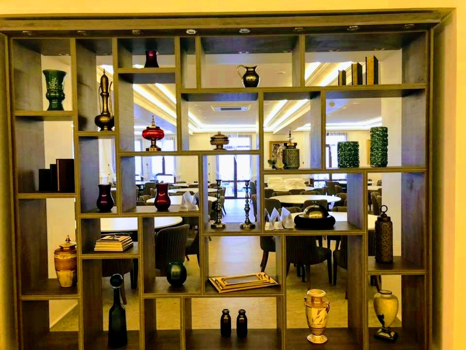 Étagère décorative et vases