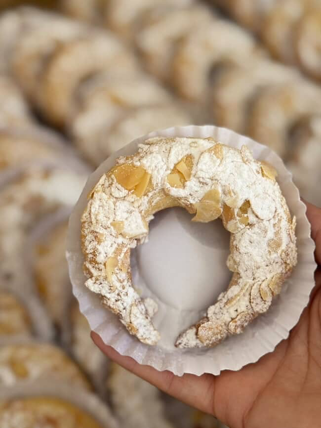 Corne de gazelle aux amandes effilées et sucre glace